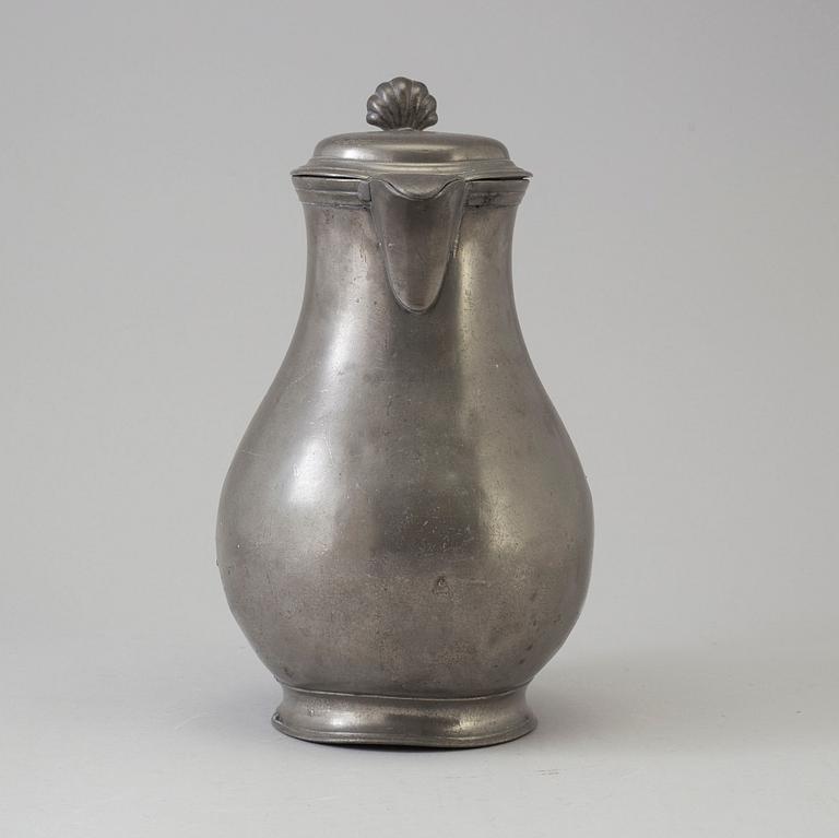 AN 18TH CENTURY PEWTER WINE JUG.