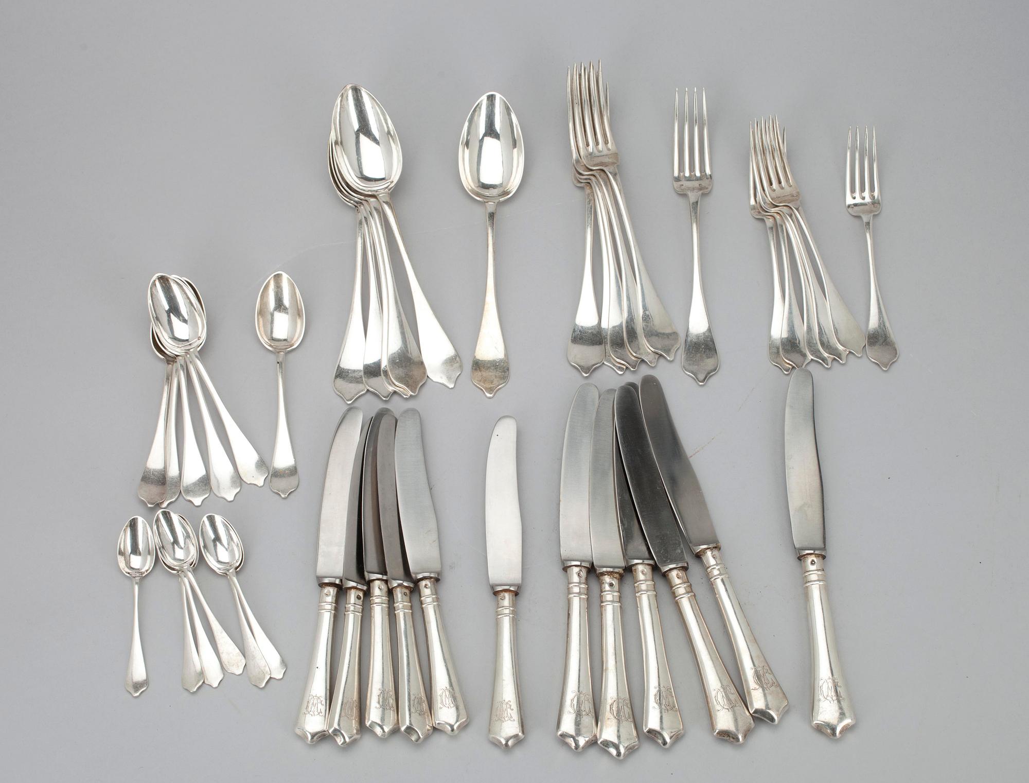 BESTICKUPPSÄTTNING, 57 delar,  Österrike-Ungern, sekelskiftet 1800/1900-tal. Silverhalt 800. Vikt ca. 2710 g.