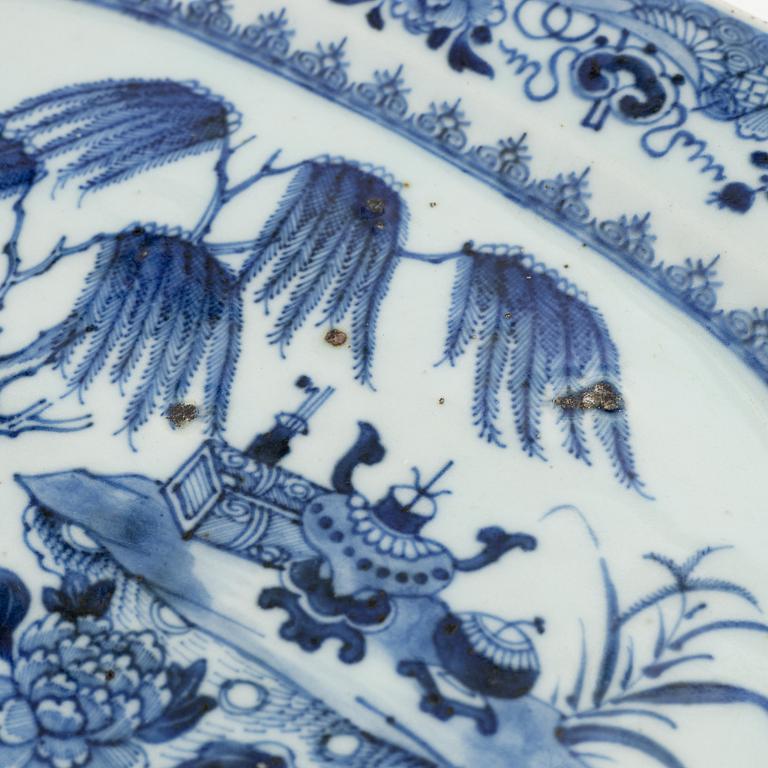 A blue and white serving dish and three plates, Qing dynasty, Qianlong (1736-95).