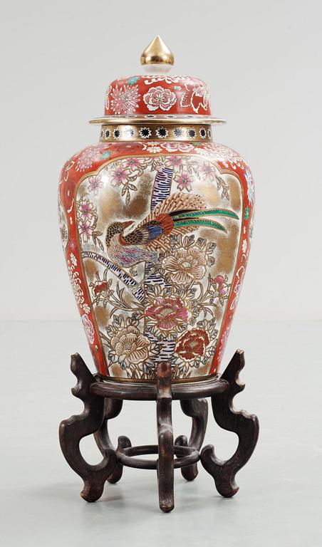 GOLVURNA, porslin. Japan 1900/2000-tal.