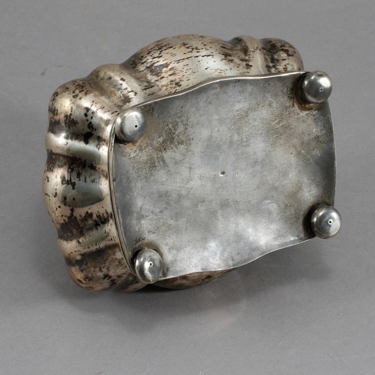 SOCKERSKRIN, silver, 1800-tal, otydliga stämplar, vikt 281 g.