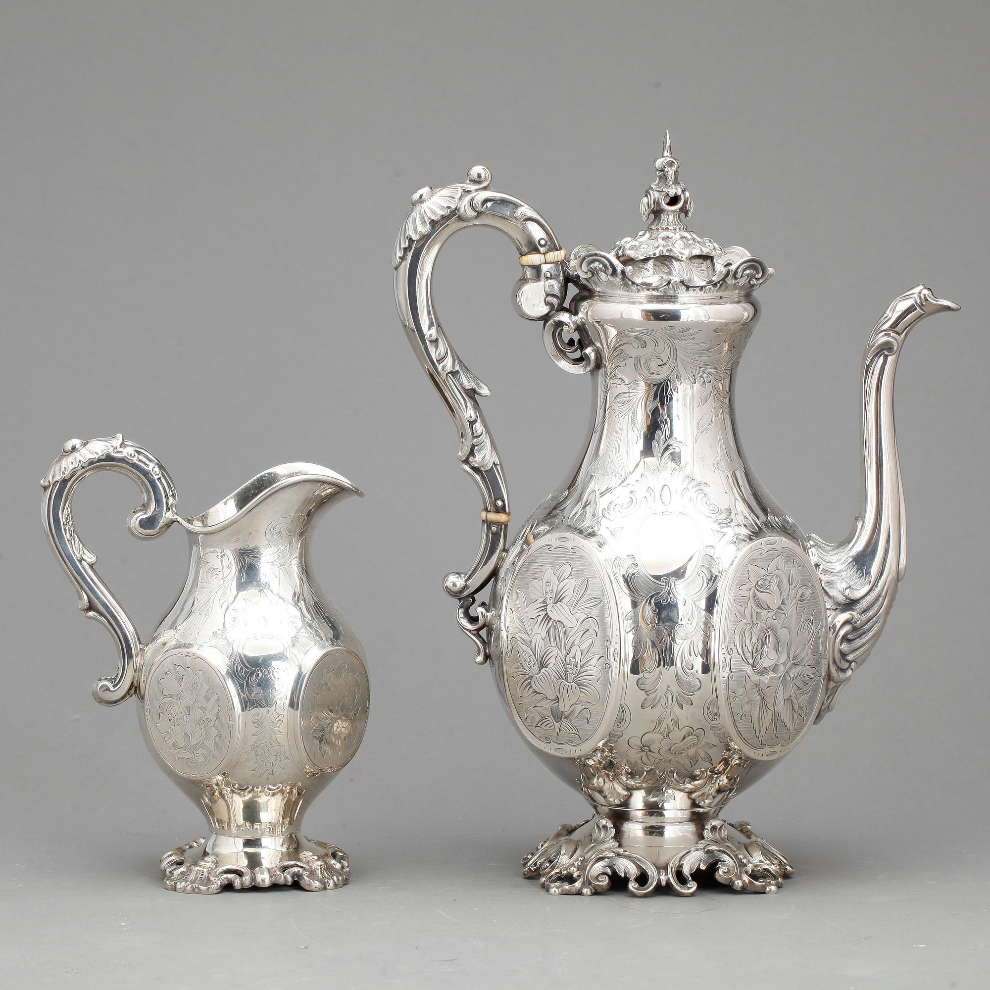 KAFFEKANNA och GRÄDDKANNA, silver, nyrokoko, bla G. Möllenborg, Stockholm 1864, vikt ca 1229 g.