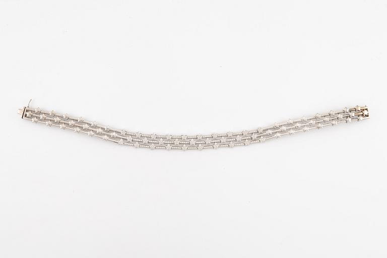 An 18K white gold necklace with round brilliant-cut diamonds.
