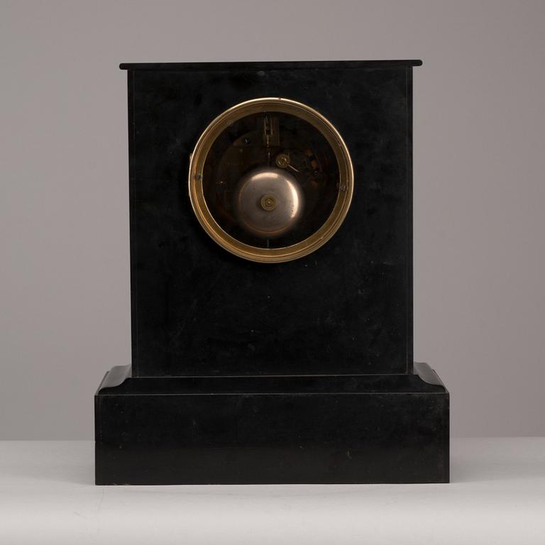 BORDSPENDYL, svart marmor, mässing, Mellaneuropa, sekelskiftet 1800/1900.