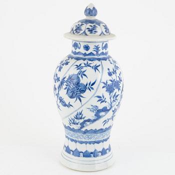 A Chinese blue and white urn with cover, late Qing dynasty/around 1900.