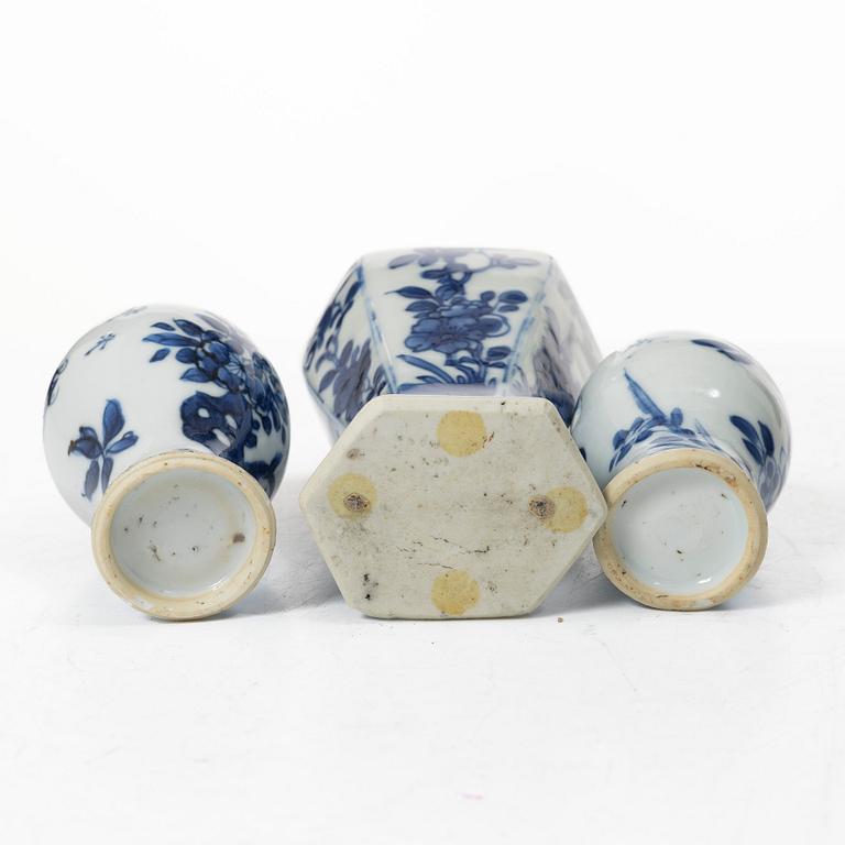 A group of three blue and white minitature vases, Qing dynasty, Kangxi (1662-1722).