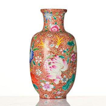 A Chinese vase, 20th century.