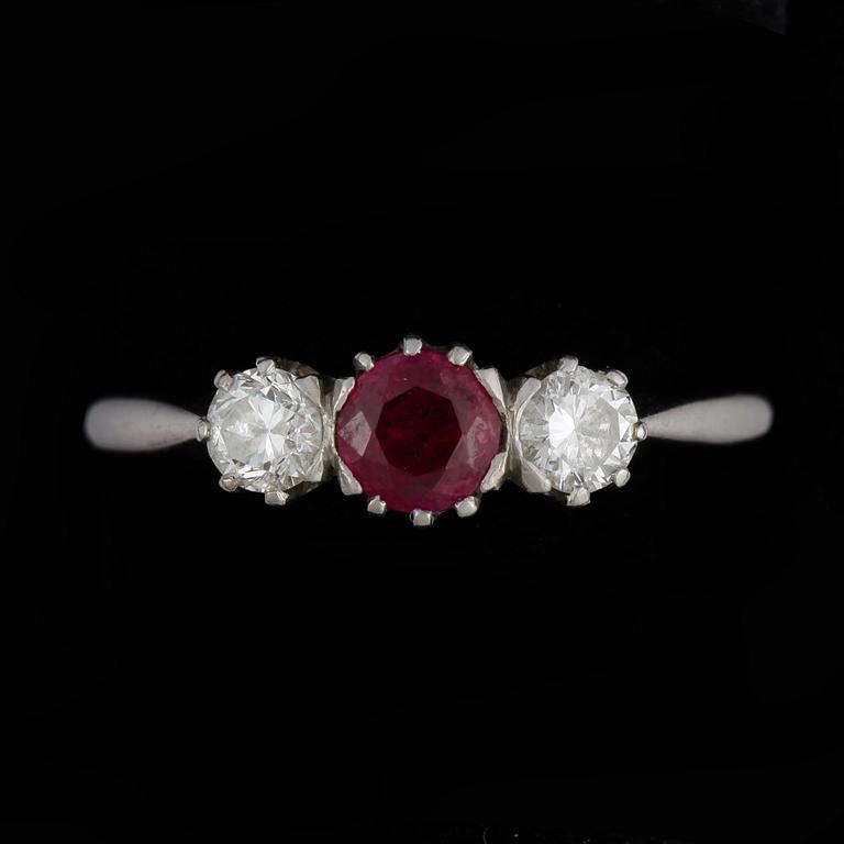 RING, platina med rubin och två diamanter totalt ca 0,3 ct. CG Hallberg, Stockholm 1964. Vikt ca 4 gram.