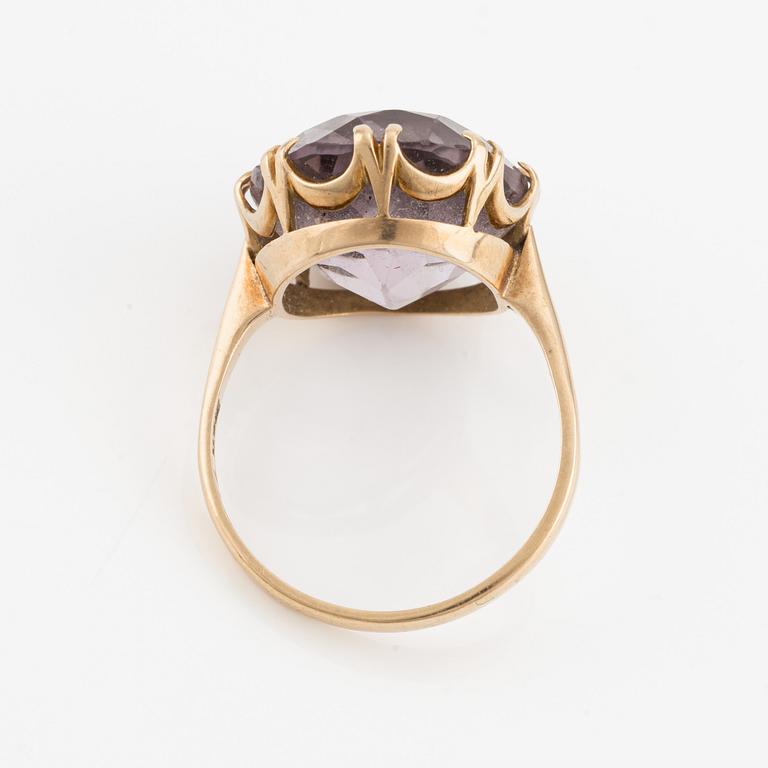 Ring, 18K guld med oval ametist.