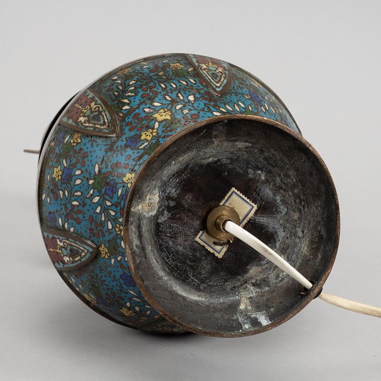 Urna, brons och cloisonne. Kina, omkring 1900.