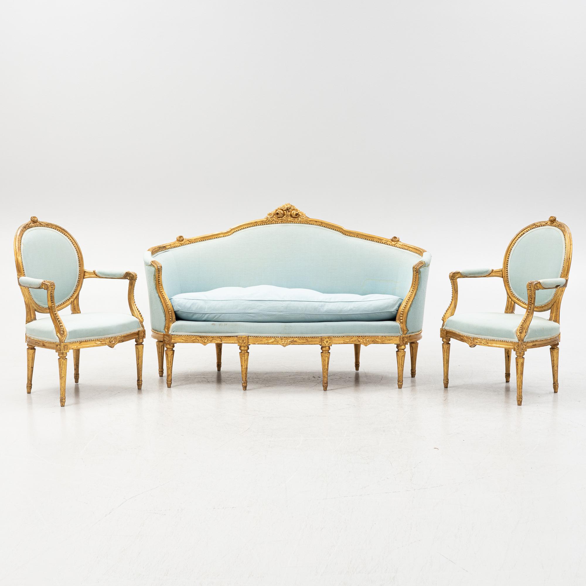 Karmstolar, ett par, samt soffa, Louis XVI-stil, omkring år 1900.