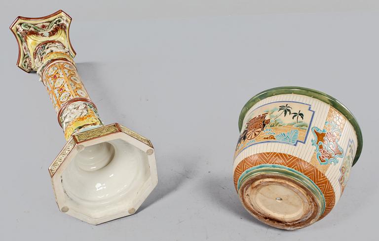 PIEDESTAL samt YTTERFODER, majolika och stengods, 1900-talets första hälft.