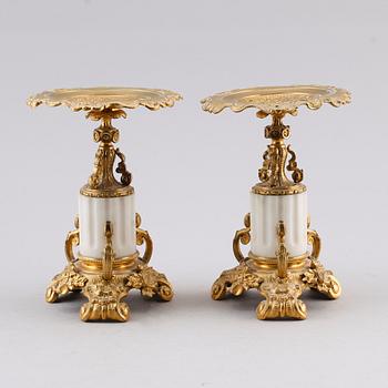 TAZZOR, 2 st, förgylld brons och marmor, omkring år 1900.