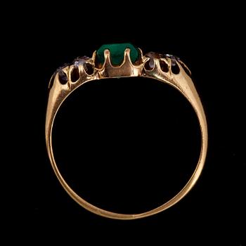 RING, 14k guld med trappslipad smaragd och 6 antikslipade diamanter tot. ca. 0,25 ct. Tot. vikt 3,4 g.