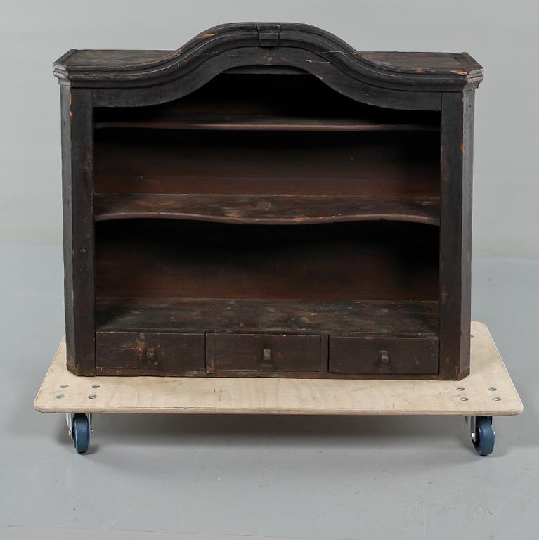 SKÅPSÖVERDEL. 1800/1900-tal.