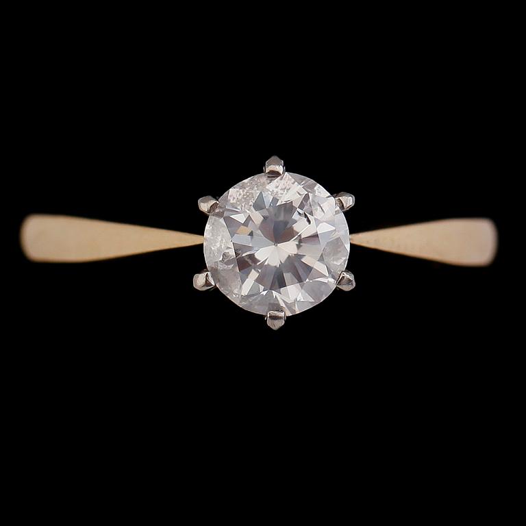 RING, 14 k tvåfärgat guld, briljantslipad diamant ca 0.72 ct. Vikt ca 2,4 g.