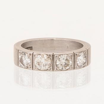 Ring halvallians 18K vitguld med runda briljantslipade diamanter av Bodens Guldatelje Johanneshov 1968.