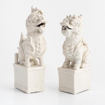 A pair of Chinese porcelain Qilins/ censers, 20th century.