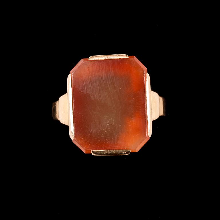 HERRINGAR, 2 st, 18k guld, bl a karneol, 1944-62. Tot ca 11 gr.