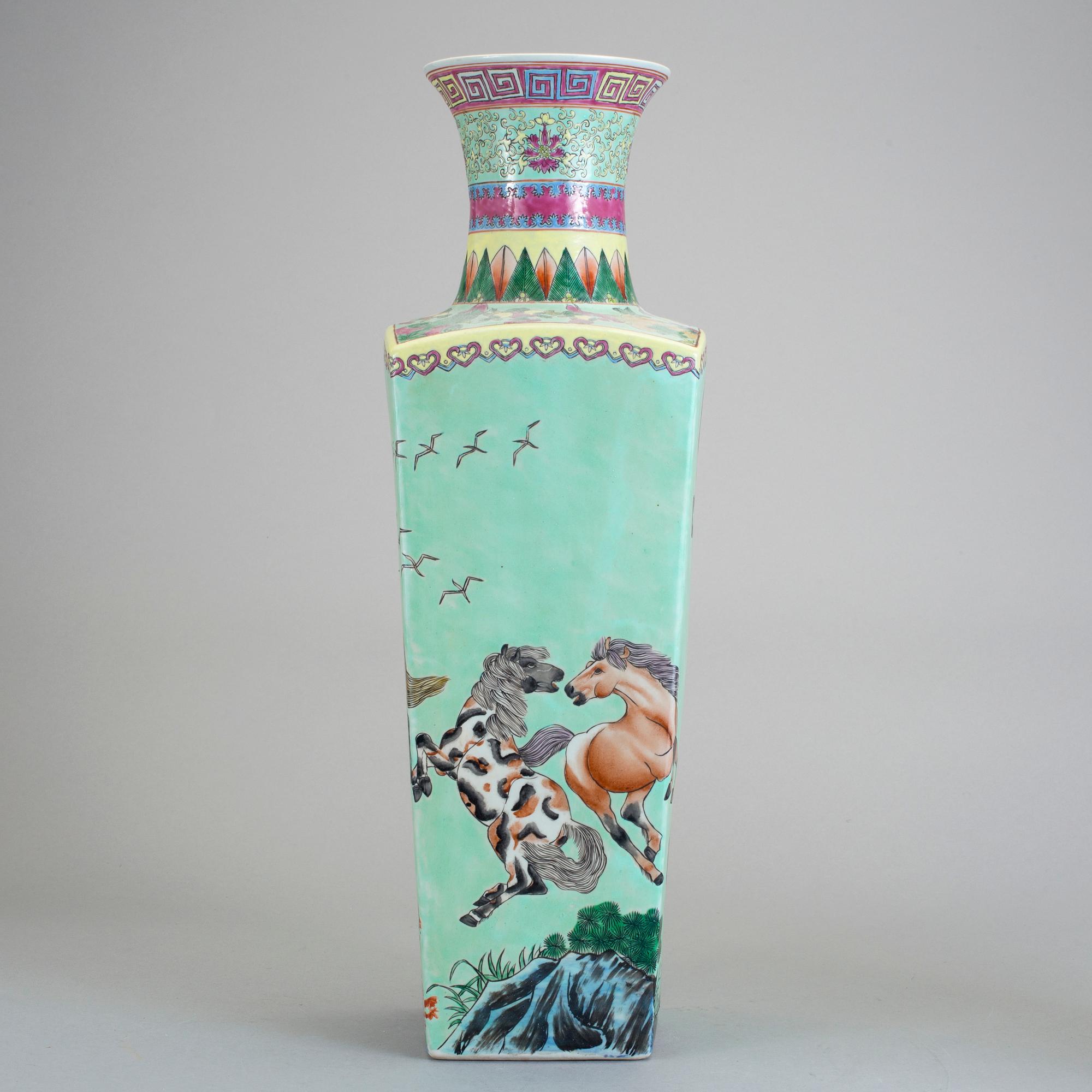 GOLVVAS, porslin, Kina, 1900-tal.