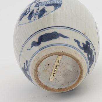 A blue and white tea caddy, Qing dynasty, Kangxi (1662-1722).