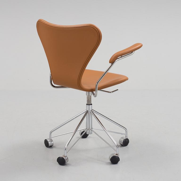 ARNE JACOBSEN, kontorsstol, "Sjuan", Fritz Hansen, 2013.