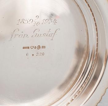 BÄGARE samt VAS, 3 delar, silver, bla Guldsmedsaktiebolaget, 1900-talets första hälft. Totalvikt ca 826 gram.