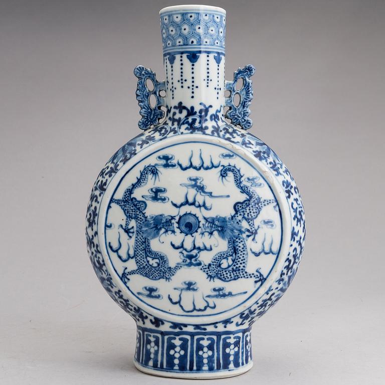 A blue and white moon flask, Qing dynasty, 19th Century.