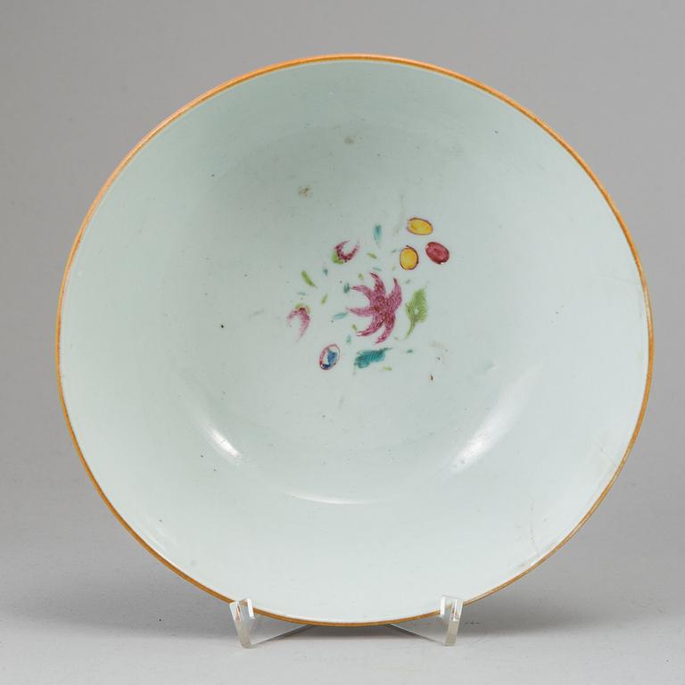 A famille rose mandarin bowl, Qing dynasty, Qianlong (1736-95).