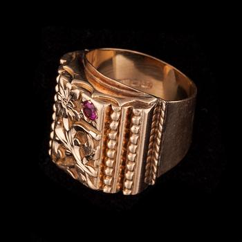 RING, 18K guld, syntetisk rubin. Vikt ca 19,0 g.