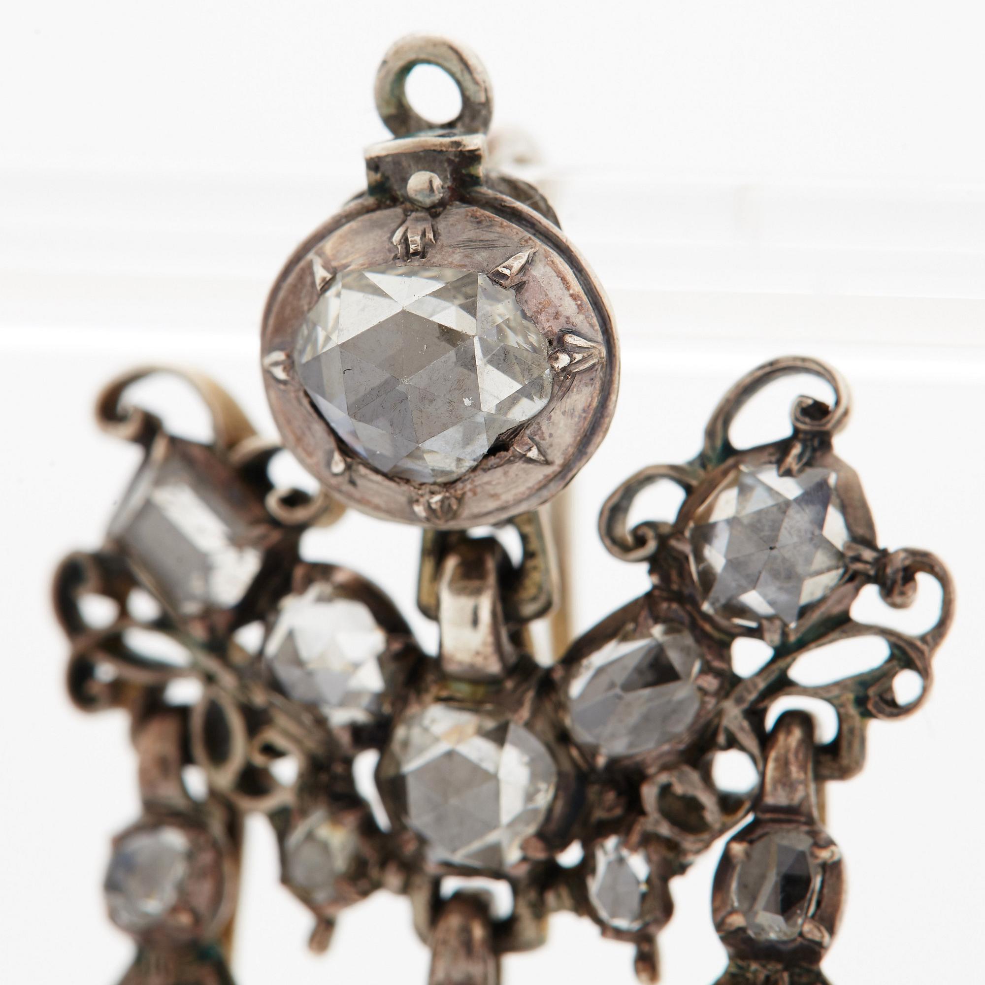 Ett par örhängen med rosen- och taffelslipade diamanter, 1700-tal.