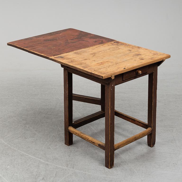 A painted pine gate-leg table, 19th Century.