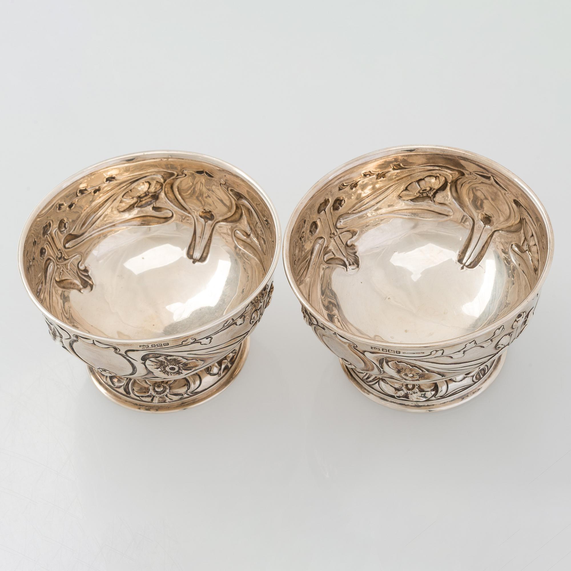 A pair of sterling silver bowls, M&W Sheffield, 1902.