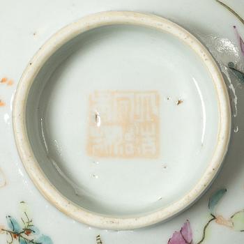 A set of nine Chinese porcelain pieces, 19th Century.