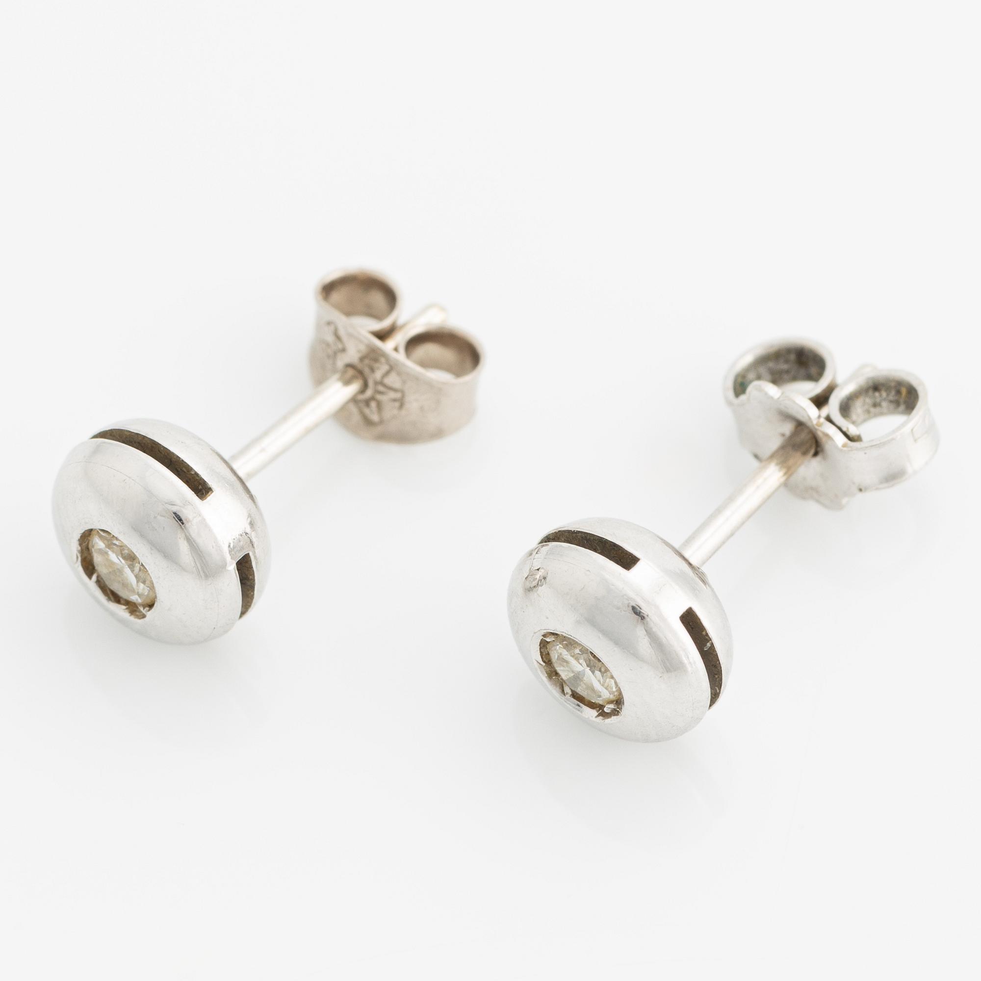 Örhängen, ett par, vitguld med briljantslipade diamanter.