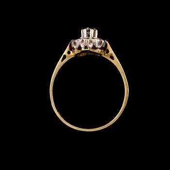 RING, 18k guld med 7 briljantslipade diamanter, totalt ca 0.35 ct, engelska stämplar. Vikt 3 g.