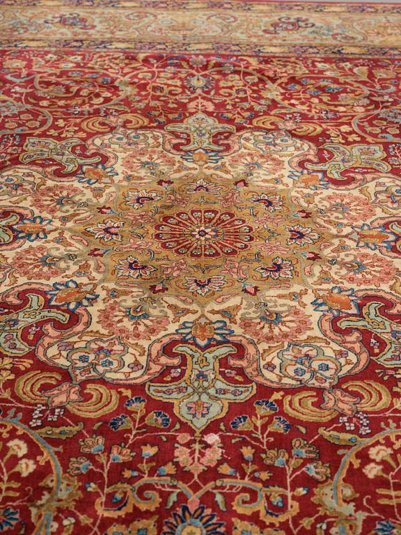 MATTO, a semi-antique Tabriz, ca 339 x 253,5 cm.