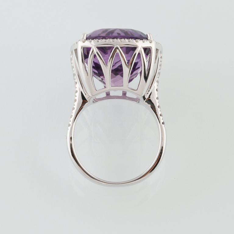 RING, 18K vitguld med briljantslipade diamanter 0.91 ct samt kuddslipad ametist, 18.88 ct. Vikt 12,7 gram.