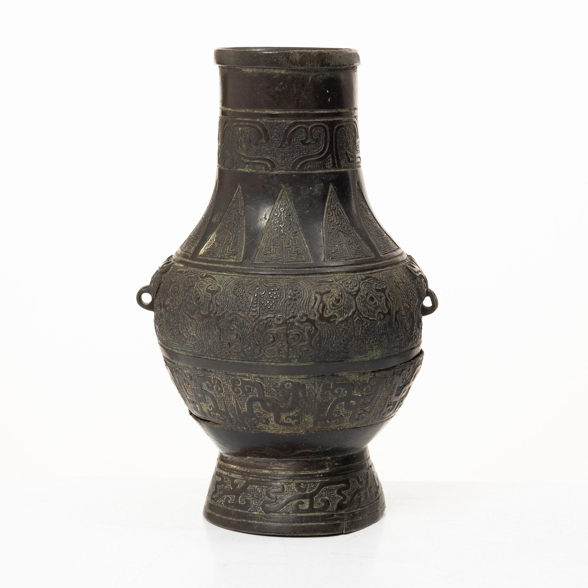 A bronze vase, late Ming dynasty, 17th century.