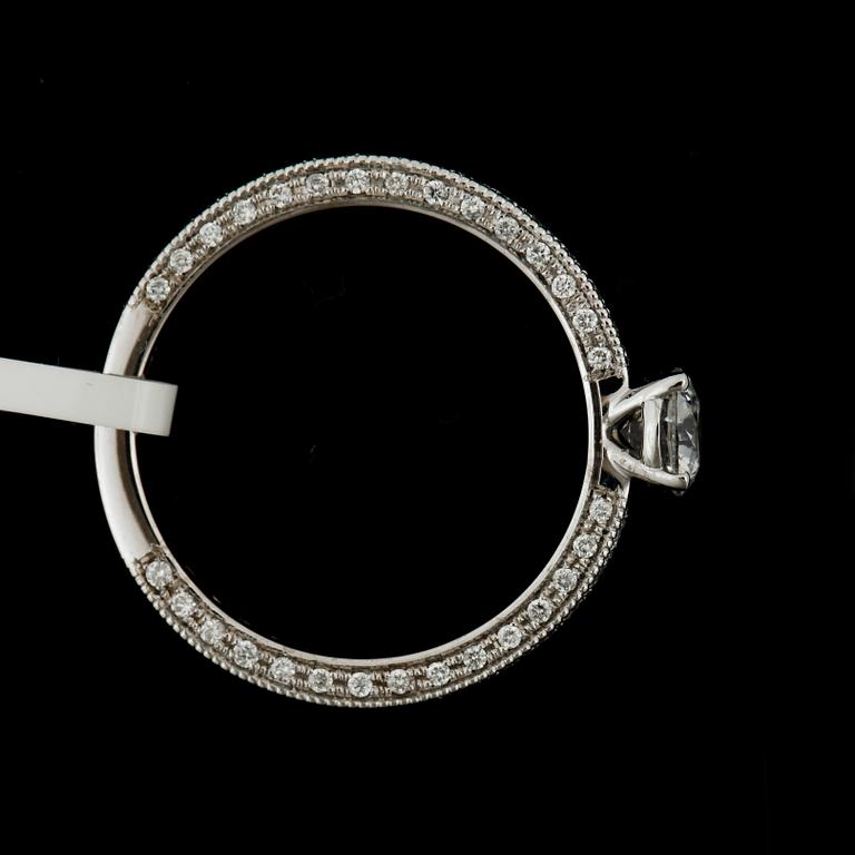 RING, 18k vitguld med briljantslipde diamanter mittsten ca0,50ct, övriga tot ca0,40ct. Vikt 2,7g.