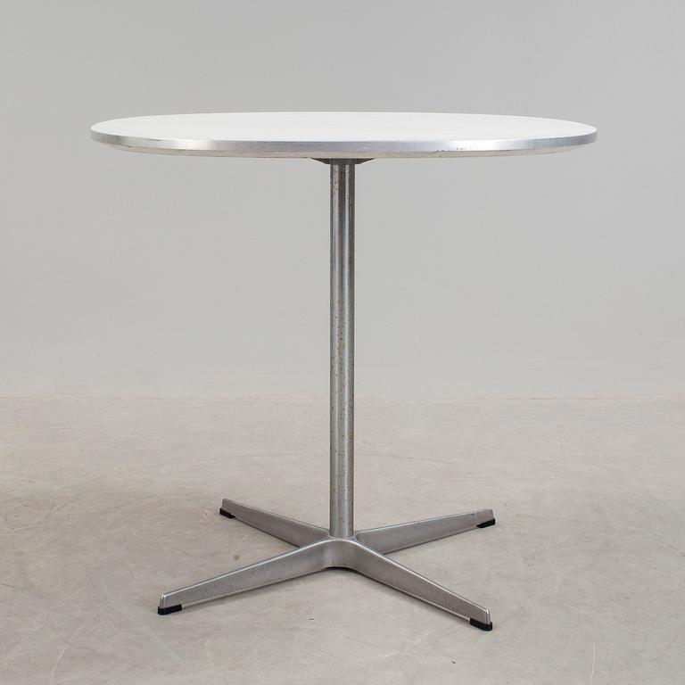 BORD, Arne Jacobsen, Fritz Hansen, etikettmärkt.