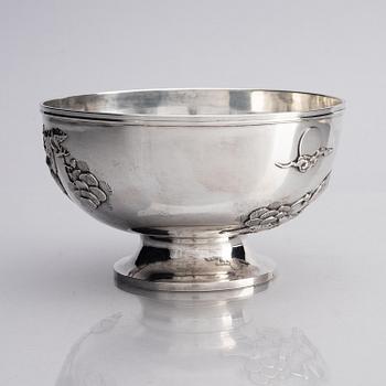 A Chinese silver bowl, Shanghai, early 20th century. Marked Zee Wo.