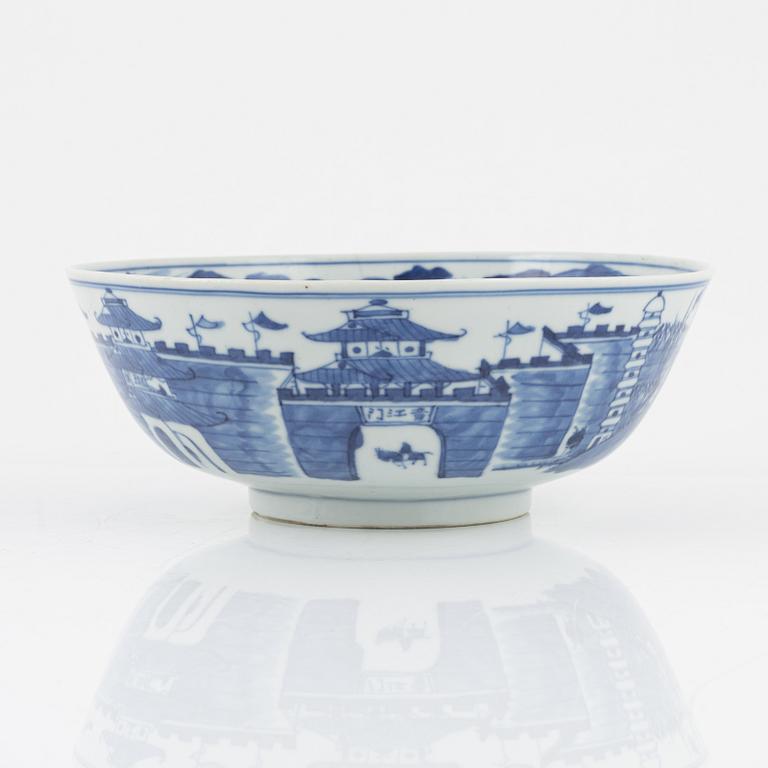 A blue and white porcelain bowl and dish, China, early 20th century.