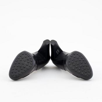 TOD'S, a pair of black leather pumps.