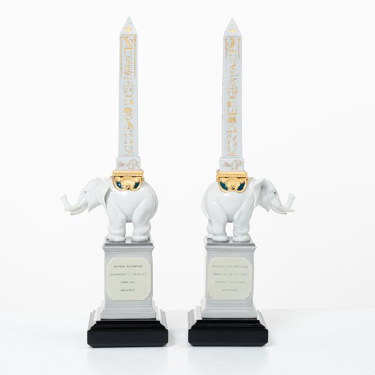 Lladró, figuriner, ett par, "Pulcini obelisk (golden white left)" samt "Pulcini obelisk (golden white right)", Spanien.