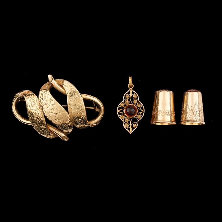 BROSCH, HÄNGE SAMT 2 st FINGERBORGAR, guld 18K, 1800-tal. Totalt ca 18 gram.