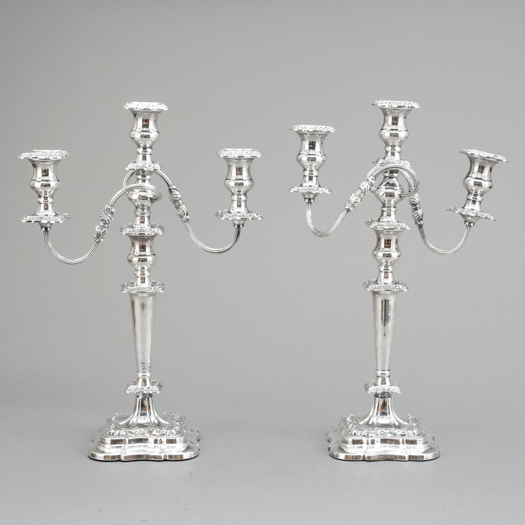 KANDELABRAR, ett par , nysilver, Sheffield, England. 1900-talets första hälft.