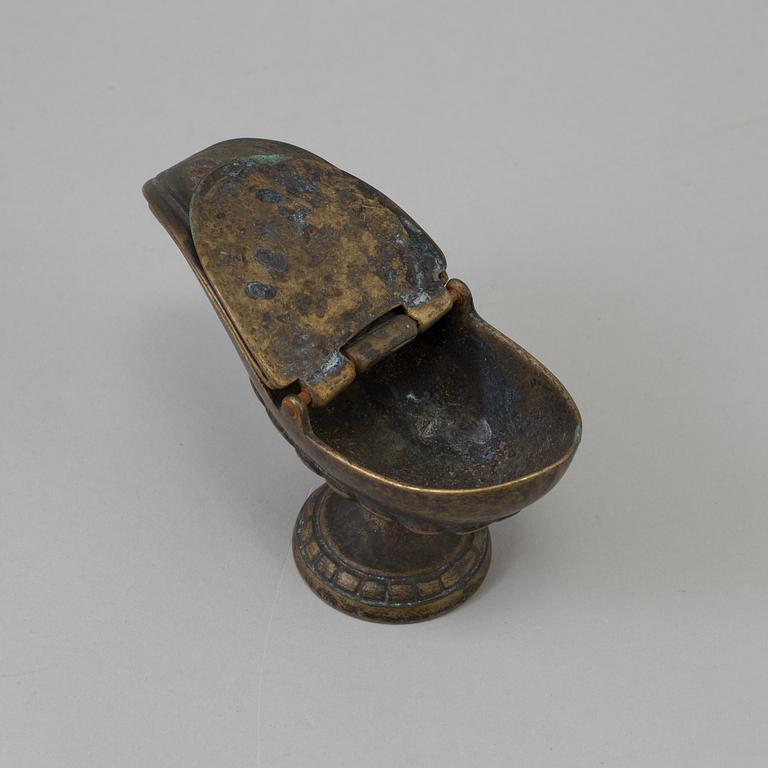 AN 18TH CENTURY BRONZE WAFER BOX.