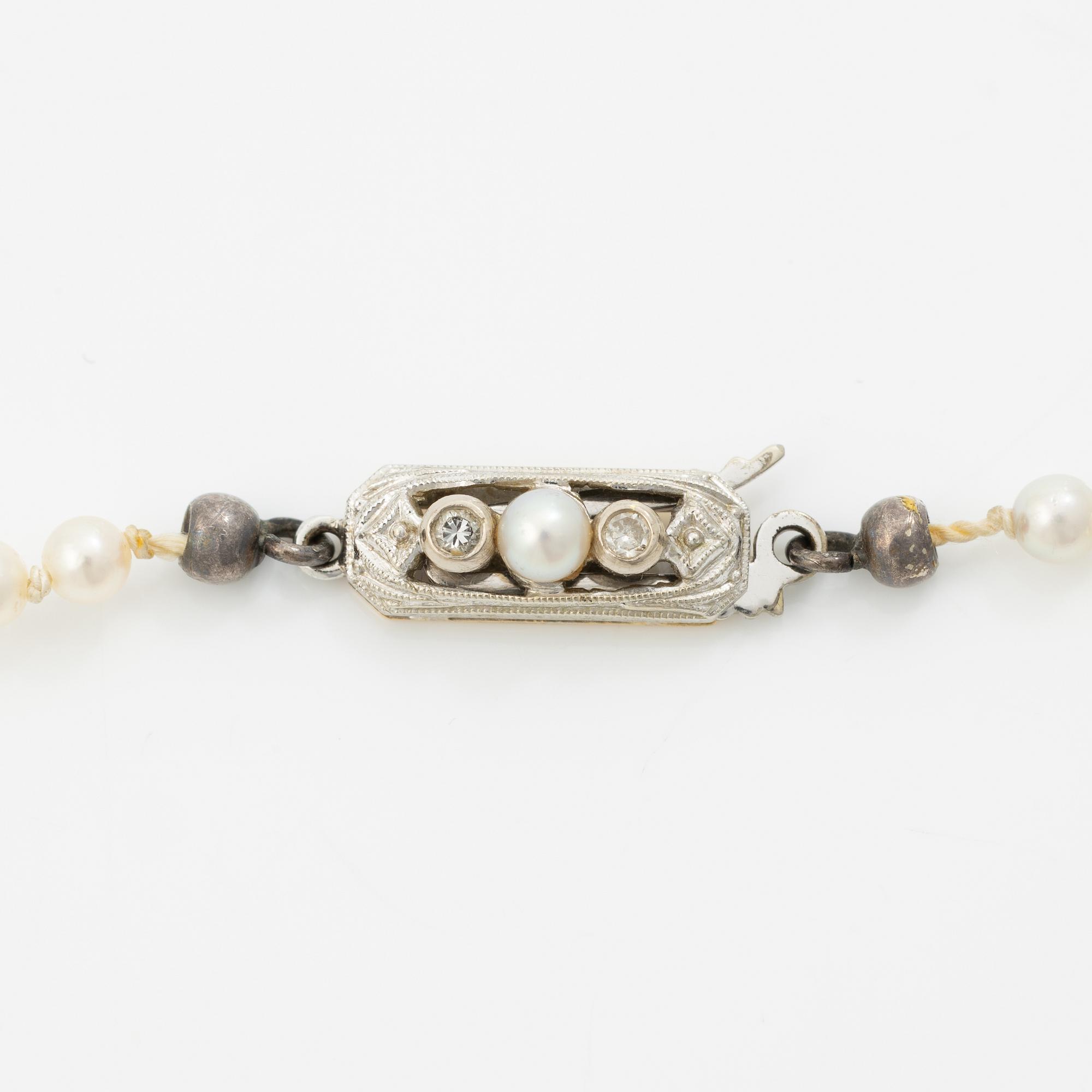 Pärlcollier, doserade odlade pärlor, med lås i 18K guld med små diamanter.