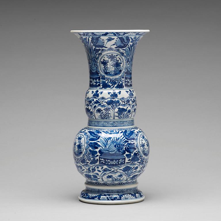 A blue and white baluster shaped vase, Qing dynasty, Kangxi (1662-1722).